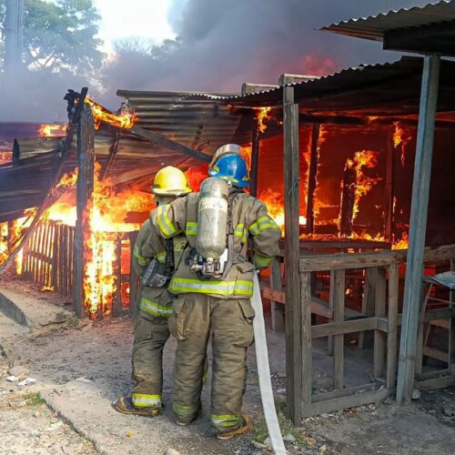El Cuerpo de Bomberos sofocó un incendio en puestos de comida del Bulevar del Ejército, en Soyapango. No se reportan víctimas, pero los daños materiales son significativos. Foto: BomberosSV.
