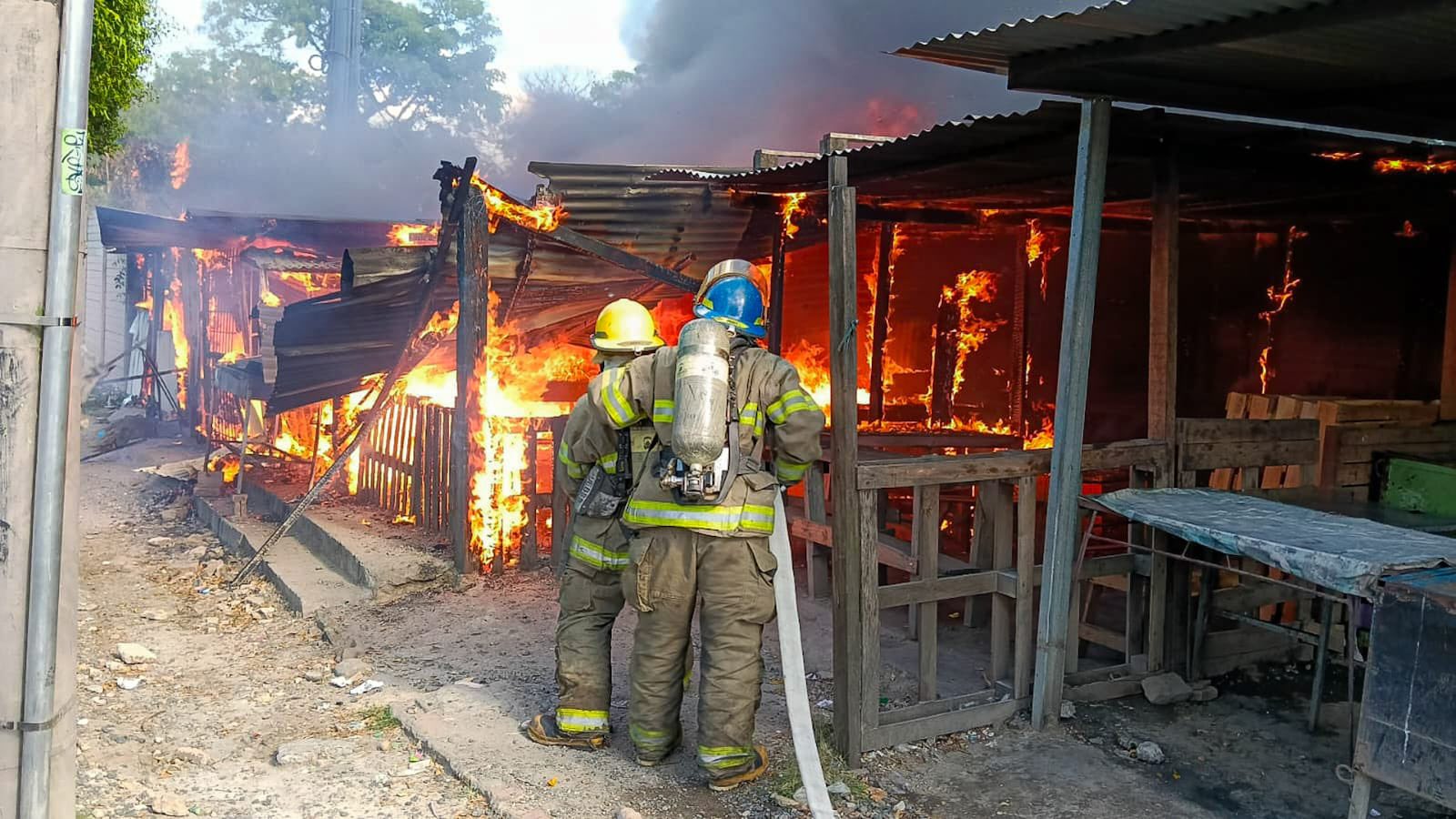 El Cuerpo de Bomberos sofocó un incendio en puestos de comida del Bulevar del Ejército, en Soyapango. No se reportan víctimas, pero los daños materiales son significativos. Foto: BomberosSV.