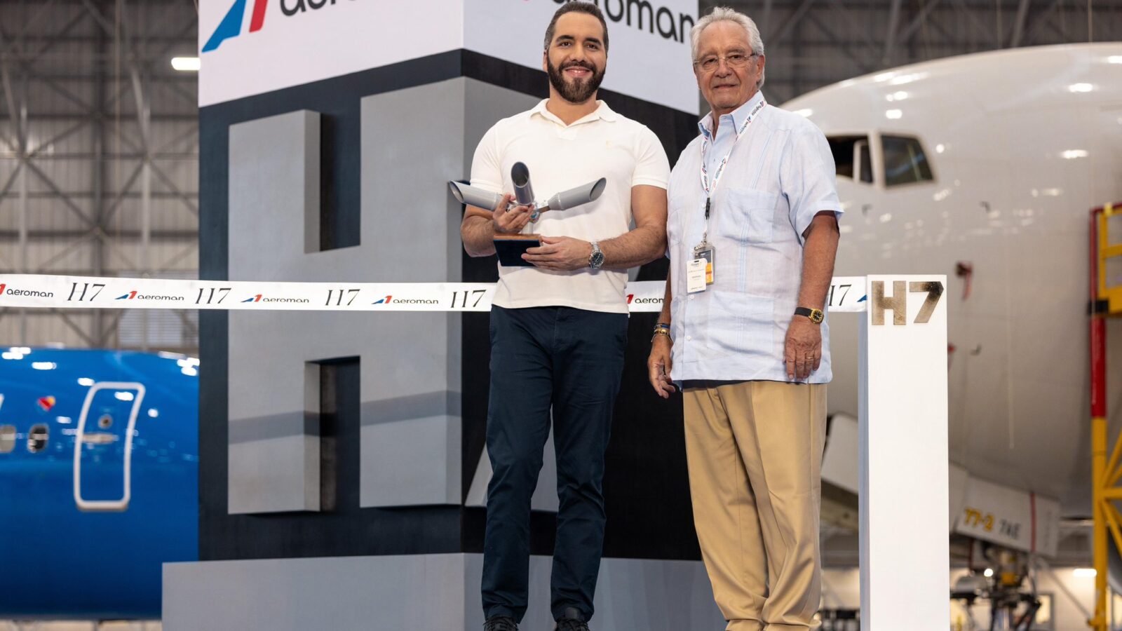 Roberto Kriete inaugura en El Salvador la base de mantenimiento de aviones más grande del mundo y destaca la gestión de Nayib Bukele como clave para la inversión. Foto: Casa Presidencial.