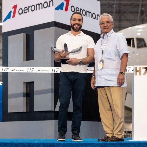 Roberto Kriete inaugura en El Salvador la base de mantenimiento de aviones más grande del mundo y destaca la gestión de Nayib Bukele como clave para la inversión. Foto: Casa Presidencial.