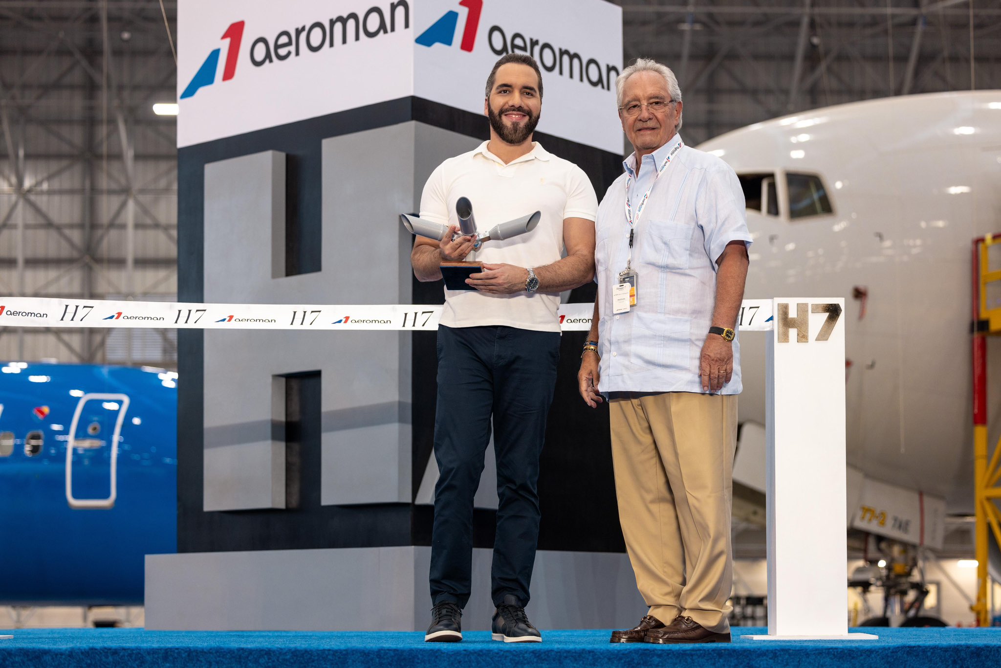 Roberto Kriete inaugura en El Salvador la base de mantenimiento de aviones más grande del mundo y destaca la gestión de Nayib Bukele como clave para la inversión. Foto: Casa Presidencial.