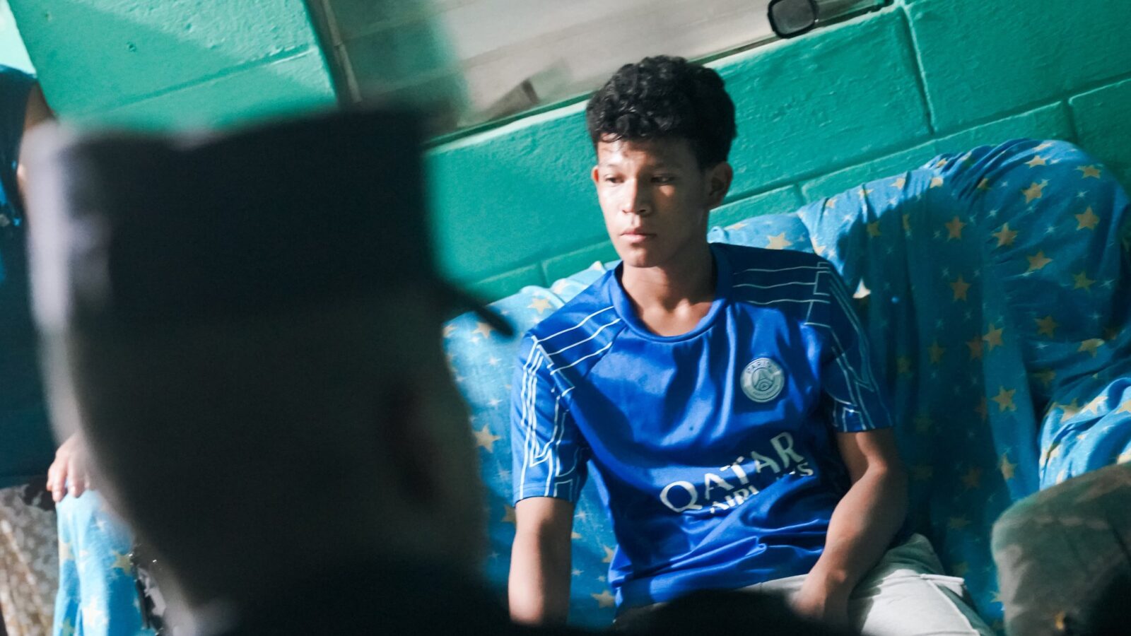 Una red criminal que extorsionaba a comercios en La Libertad fue desarticulada. Cinco detenidos, incluyendo un menor, exigían pagos mensuales bajo amenazas. Operativo conjunto de FGR y PNC. Foto: FGR_SV.