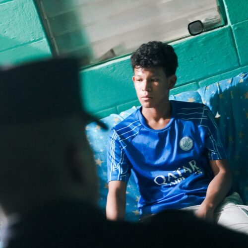 Una red criminal que extorsionaba a comercios en La Libertad fue desarticulada. Cinco detenidos, incluyendo un menor, exigían pagos mensuales bajo amenazas. Operativo conjunto de FGR y PNC. Foto: FGR_SV.