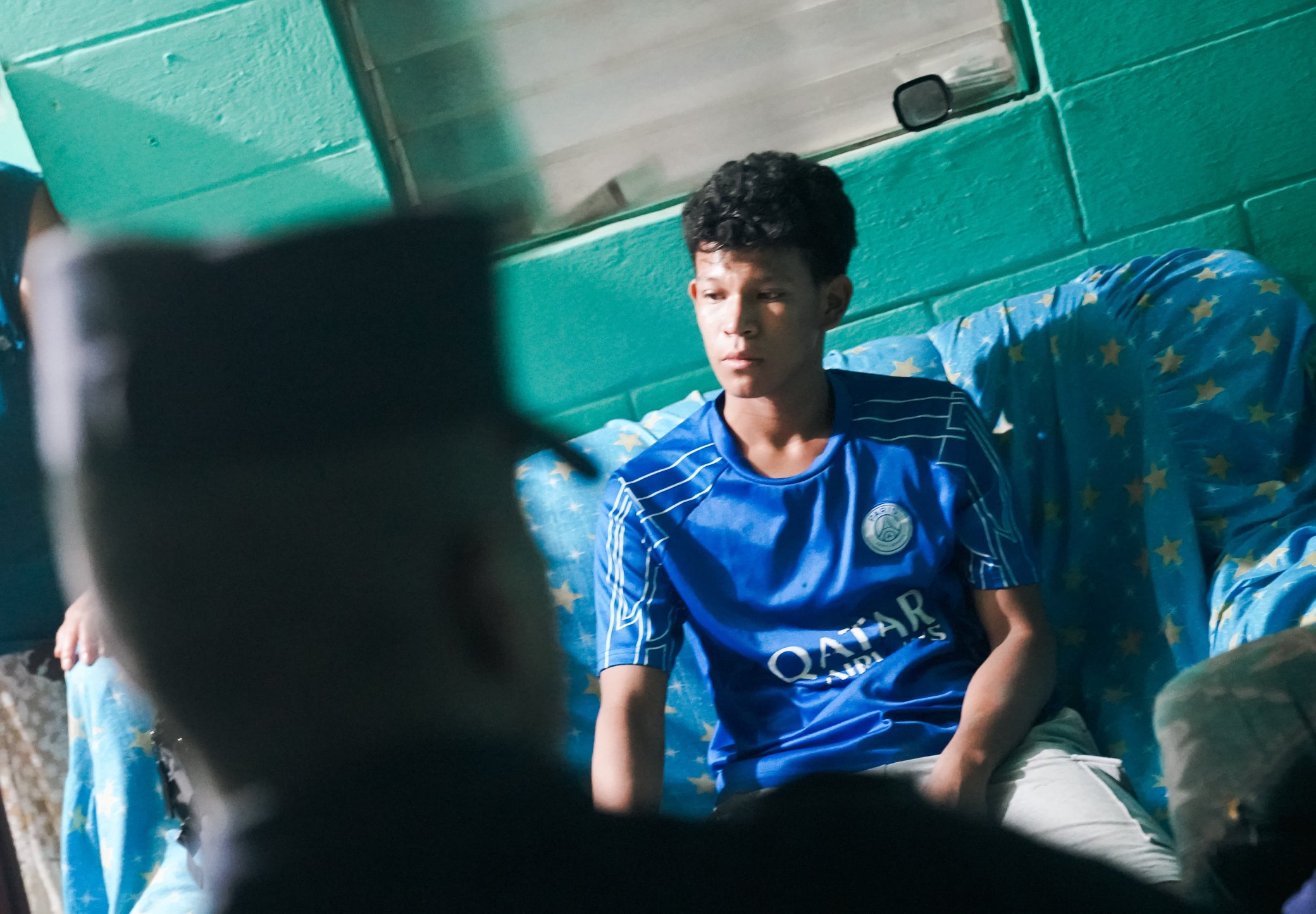 Una red criminal que extorsionaba a comercios en La Libertad fue desarticulada. Cinco detenidos, incluyendo un menor, exigían pagos mensuales bajo amenazas. Operativo conjunto de FGR y PNC. Foto: FGR_SV.