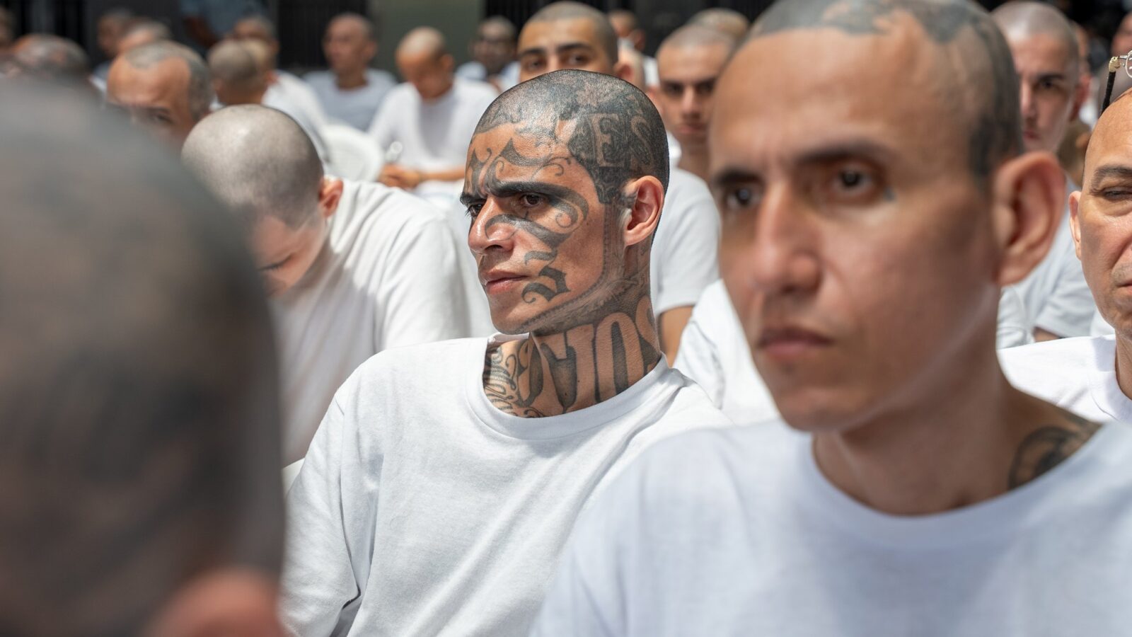 Nayib Bukele justifica el juicio contra 486 líderes de la MS-13, comparándolo con los Juicios de Núremberg.