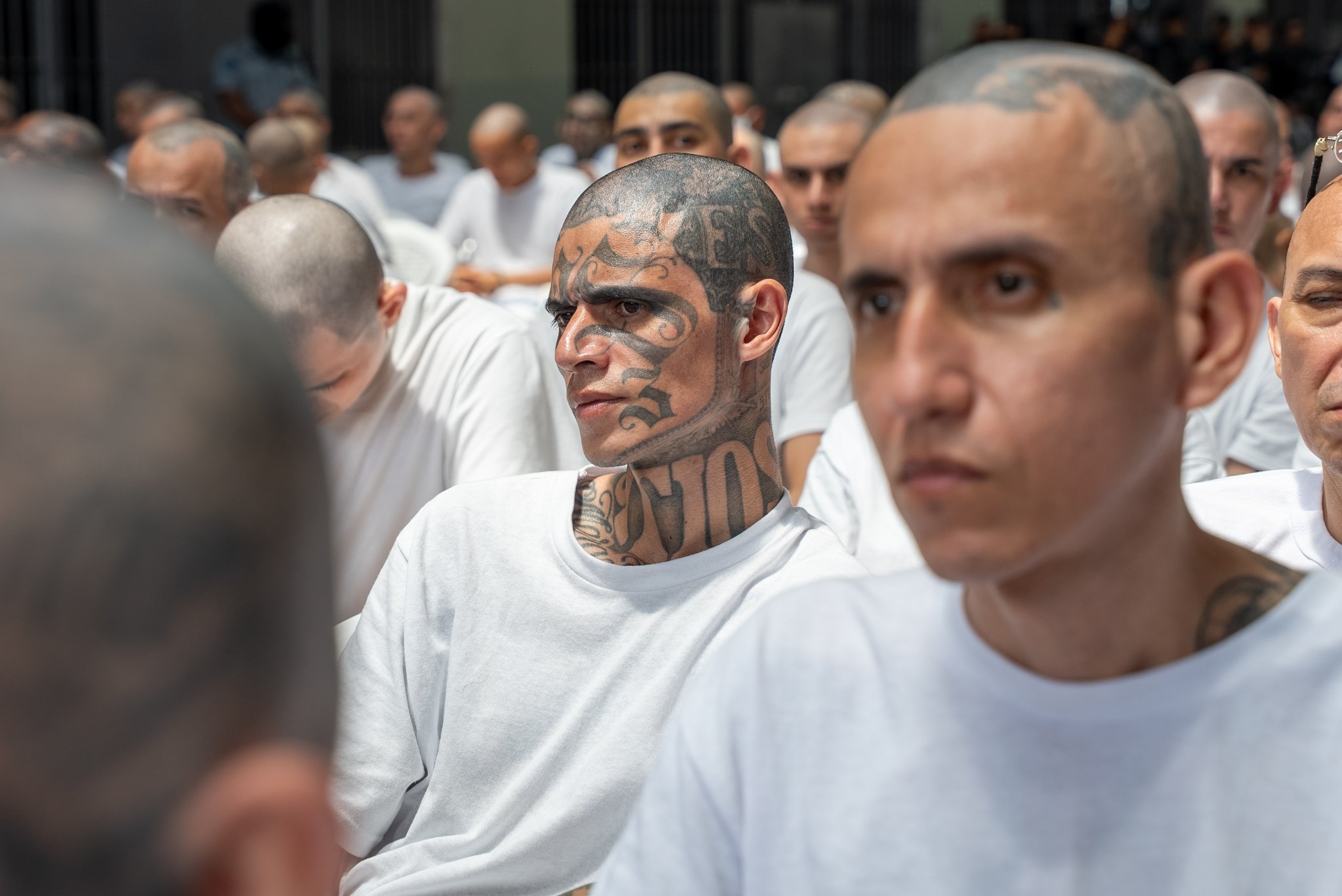 Nayib Bukele justifica el juicio contra 486 líderes de la MS-13, comparándolo con los Juicios de Núremberg.