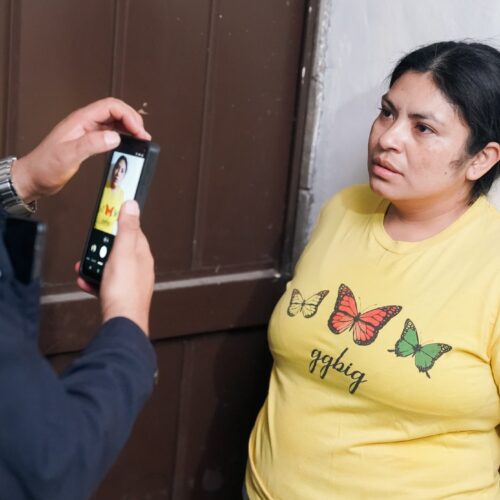 La FGR y PNC desarticularon en San Salvador una red de SIM swapping que robó más de $115,000. Los delincuentes suplantaban identidades para vaciar cuentas bancarias. Foto: FGR_SV.