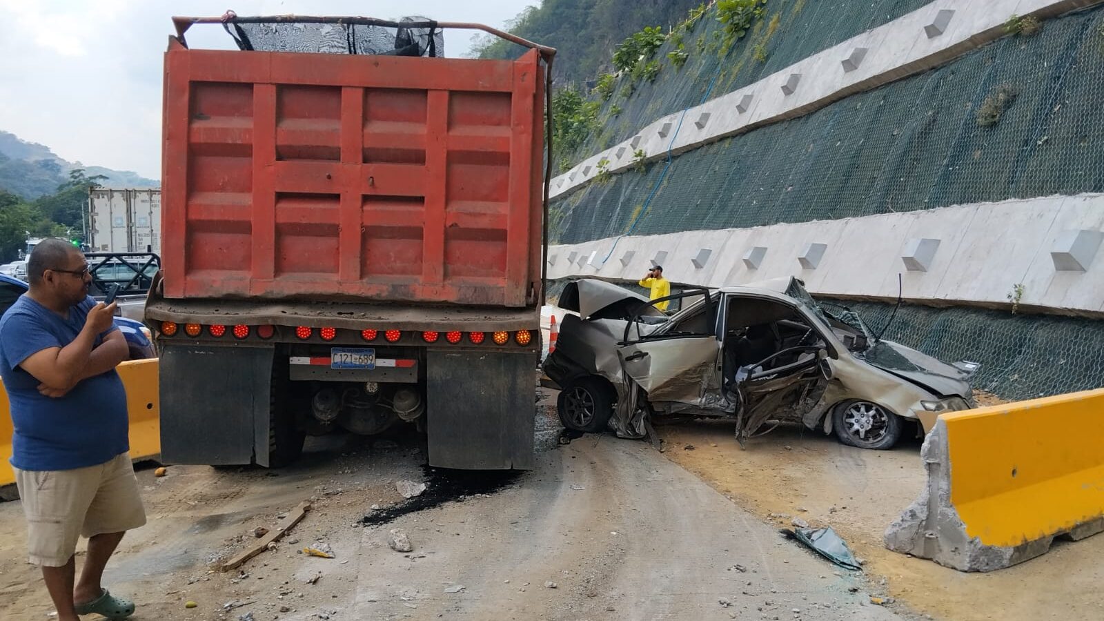 Una volqueta sin frenos provocó un aparatoso accidente múltiple en la carretera Los Chorros, generando un fuerte colapso vehicular este mediodía. Autoridades gestionan el tráfico. Foto: PNCSV.