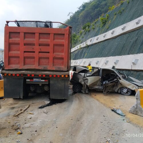 Una volqueta sin frenos provocó un aparatoso accidente múltiple en la carretera Los Chorros, generando un fuerte colapso vehicular este mediodía. Autoridades gestionan el tráfico. Foto: PNCSV.