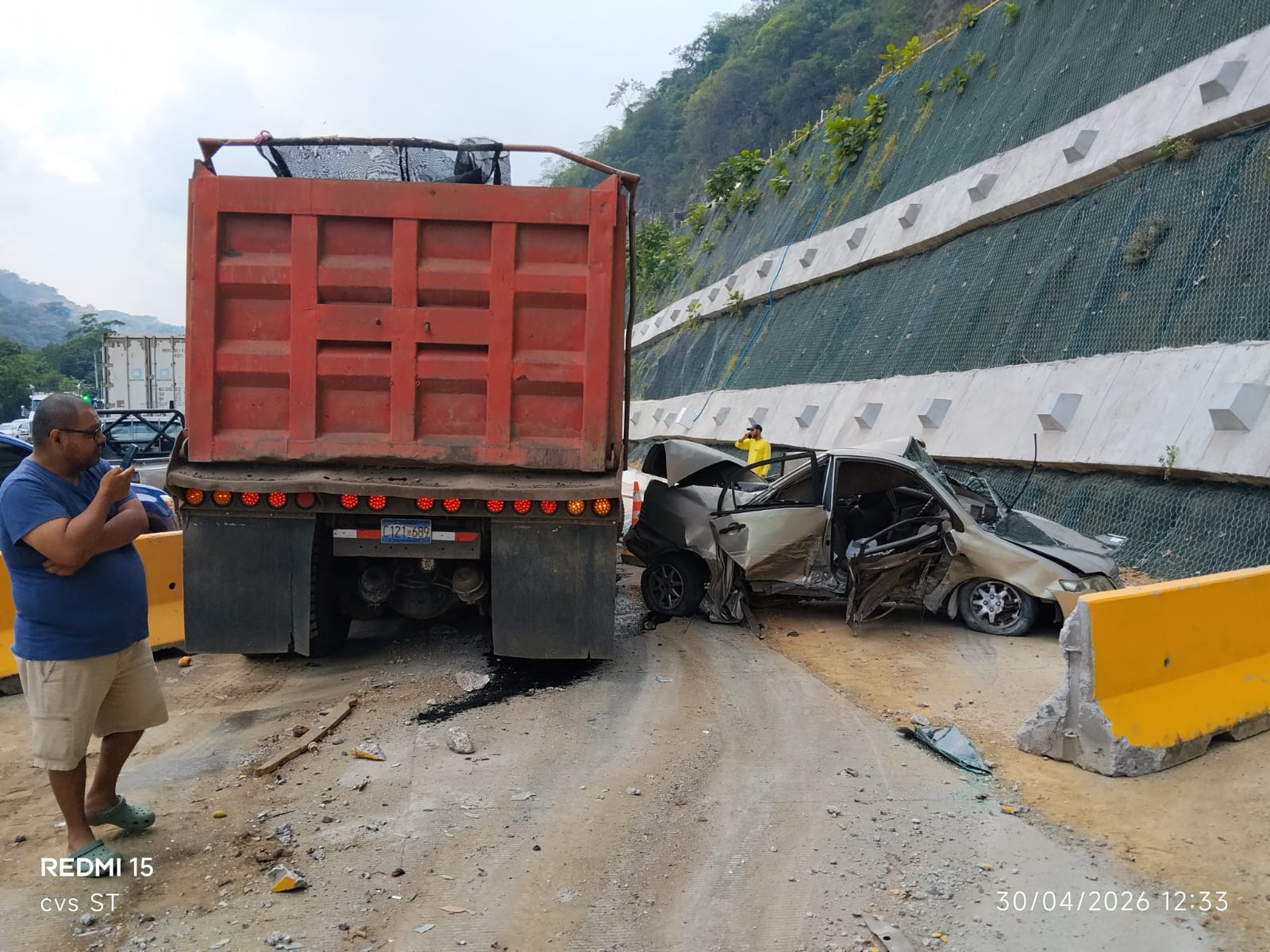 Una volqueta sin frenos provocó un aparatoso accidente múltiple en la carretera Los Chorros, generando un fuerte colapso vehicular este mediodía. Autoridades gestionan el tráfico. Foto: PNCSV.