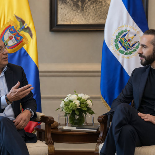 Nayib Bukele desafió a Gustavo Petro a hacerse cargo de todos los presos de El Salvador tras acusaciones de "campos de concentración". El cruce de declaraciones intensifica la disputa regional sobre seguridad y derechos humanos. Foto: Ilustración.