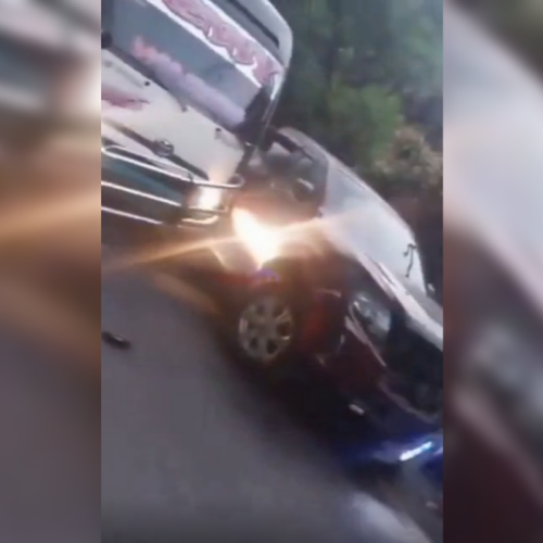 Un choque múltiple en Mariona, San Salvador, generado por un pick-up con sirena que realizó un rebasamiento peligroso, dejó a un adulto mayor herido. El conductor se negó a salir del vehículo, generando indignación y caos vial. Foto: Cortesía.
