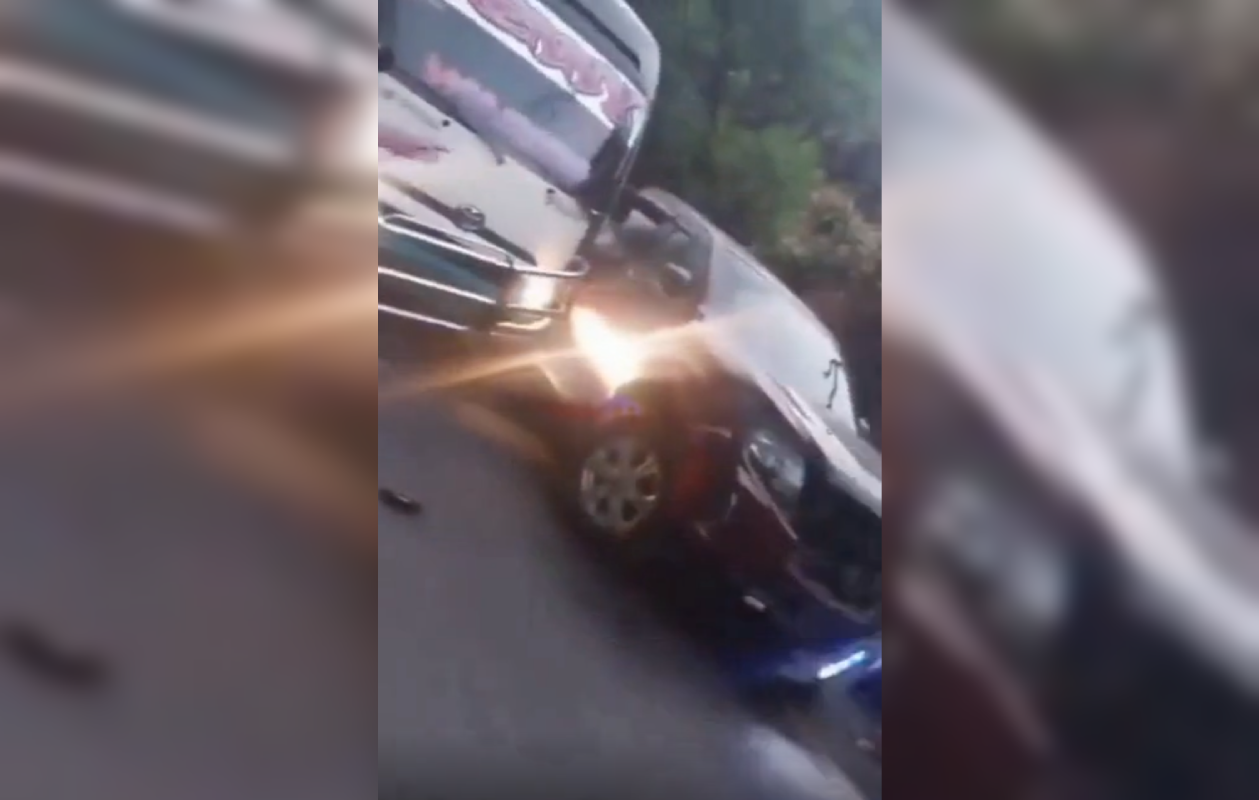 Un choque múltiple en Mariona, San Salvador, generado por un pick-up con sirena que realizó un rebasamiento peligroso, dejó a un adulto mayor herido. El conductor se negó a salir del vehículo, generando indignación y caos vial. Foto: Cortesía.