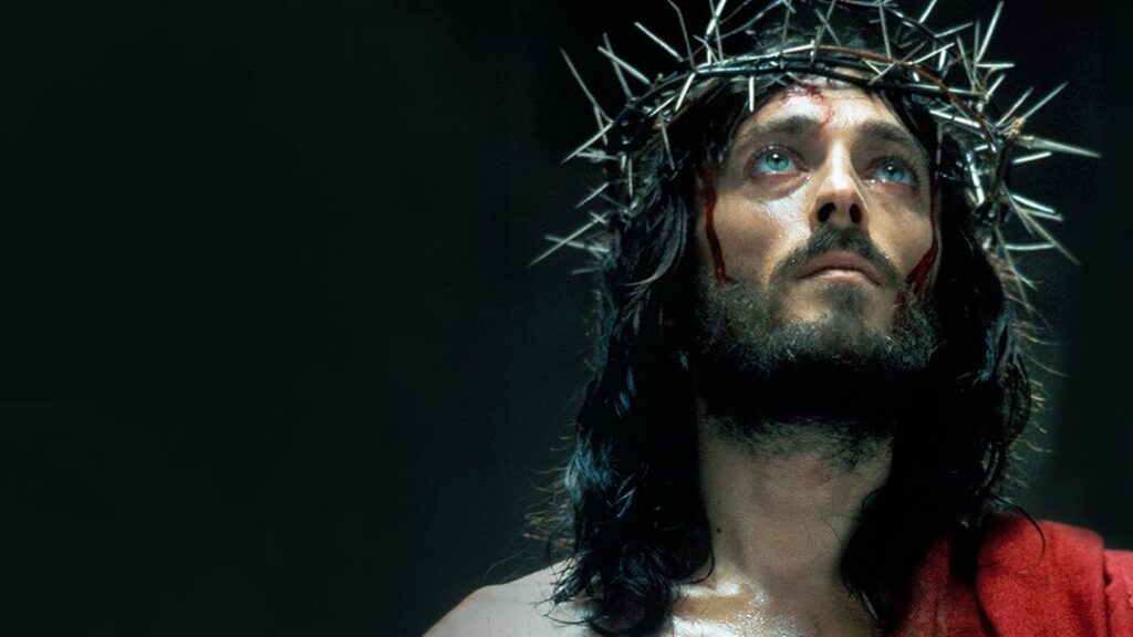 Películas como "Ben-Hur" y "Los Diez Mandamientos" dominan la televisión salvadoreña cada Semana Santa. Descubre por qué estos clásicos siguen siendo infaltables en la programación. Foto: Archivo.