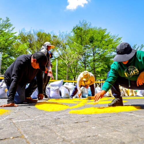 Miles de salvadoreños crean alfombras de aserrín en Sonsonate y el Centro Histórico, un tributo artístico lleno de color y fe en esta Semana Santa 2026. Foto: Secretaría de Cultura.