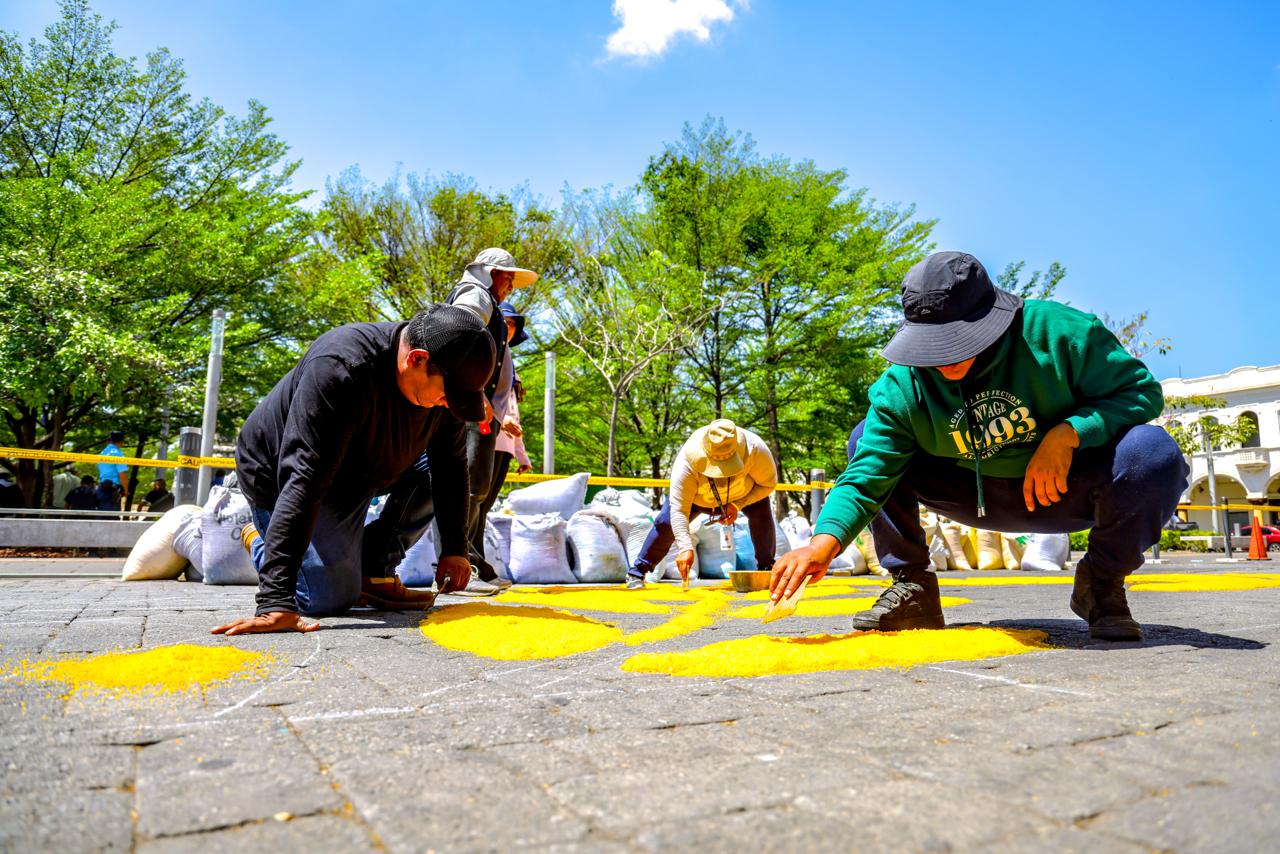 Miles de salvadoreños crean alfombras de aserrín en Sonsonate y el Centro Histórico, un tributo artístico lleno de color y fe en esta Semana Santa 2026. Foto: Secretaría de Cultura.