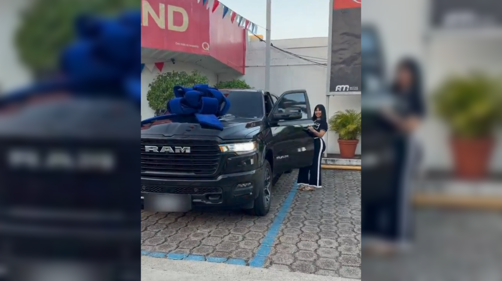 Abigail Mancia, La Tamalera, estrena RAM 2026 negra gracias a las donaciones de sus seguidores. El lujo desata polémica en redes: ¿éxito o exceso de generosidad? Foto: Cortesía.