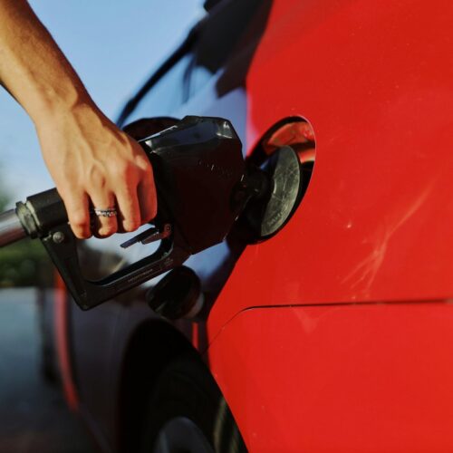 Los combustibles suben $0.07 por galón en El Salvador a partir del 28 de abril. Conoce los nuevos precios de referencia por zona y las razones detrás del incremento. Foto: Pexels / Julia Avamotive