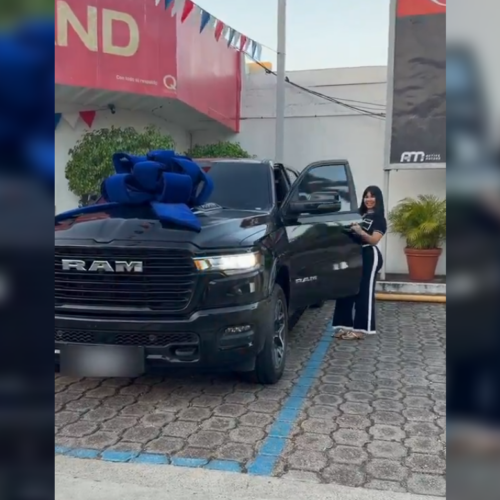 Abigail Mancia, La Tamalera, estrena RAM 2026 negra gracias a las donaciones de sus seguidores. El lujo desata polémica en redes: ¿éxito o exceso de generosidad? Foto: Cortesía.