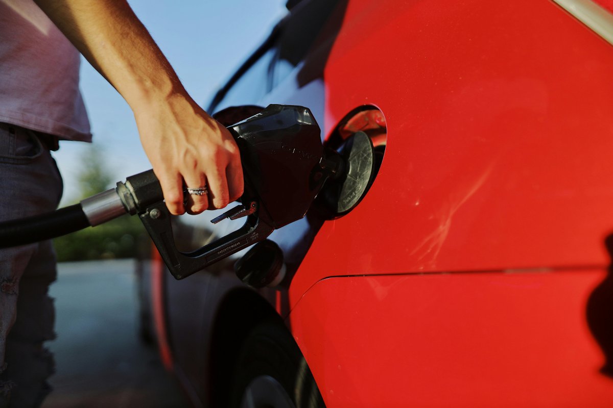 Los combustibles suben $0.07 por galón en El Salvador a partir del 28 de abril. Conoce los nuevos precios de referencia por zona y las razones detrás del incremento. Foto: Pexels / Julia Avamotive