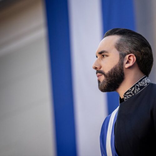 El presidente Nayib Bukele desmintió que en El Salvador se prohíban los tatuajes artísticos. Solo los símbolos de pandillas están prohibidos por ley, aclaró. Los tatuadores trabajan sin extorsión. Foto: Presidencia.