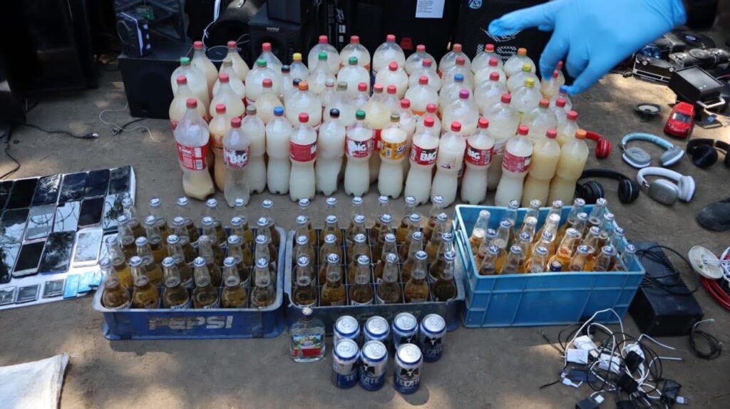 Autoridades de Guatemala desmantelan red de privilegios en la Prisión de Cantel, Quetzaltenango. Incautan 49 celulares, televisores, licor y drogas. Operativo busca cortar comunicaciones ilegales. Foto: PNC Guatemala.