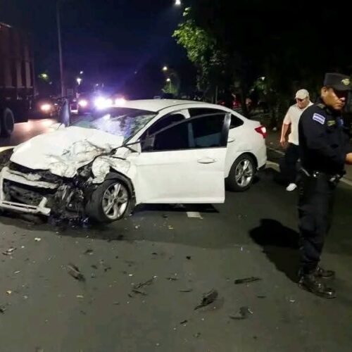 Dos mujeres que regresaban del aeropuerto resultaron lesionadas al impactar su vehículo contra una rastra cañera en el Bulevar Venezuela, San Salvador. El choque generó caos vehicular y debate sobre la circulación de equipo pesado. Foto: Cuerpo de Socorro.