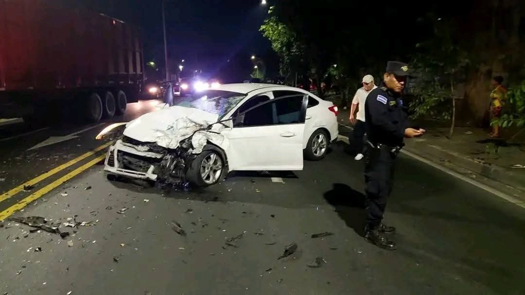 Dos mujeres que regresaban del aeropuerto resultaron lesionadas al impactar su vehículo contra una rastra cañera en el Bulevar Venezuela, San Salvador. El choque generó caos vehicular y debate sobre la circulación de equipo pesado. Foto: Cuerpo de Socorro.