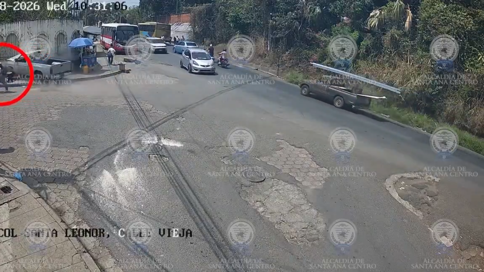 El sistema de videovigilancia de Santa Ana grabó un fuerte accidente en la colonia Santa Leonor. Sorprendentemente, una madre y su hija salieron sin lesiones. Solo daños materiales fueron reportados. Foto: Alcaldía de Santa Ana.