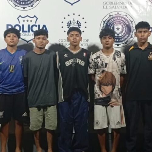 Tras un video viral y denuncias ciudadanas, la PNC captura a 5 miembros del Barrio 18 en Soyapango, San Salvador. Enfrentarán cargos por agrupaciones ilícitas. Foto: PNCSV.
