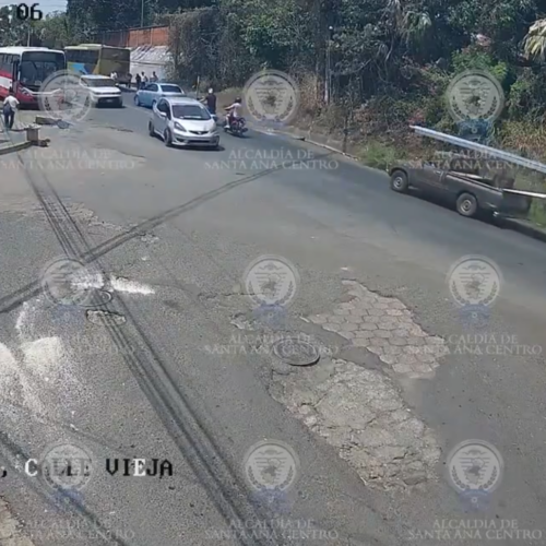 El sistema de videovigilancia de Santa Ana grabó un fuerte accidente en la colonia Santa Leonor. Sorprendentemente, una madre y su hija salieron sin lesiones. Solo daños materiales fueron reportados. Foto: Alcaldía de Santa Ana.