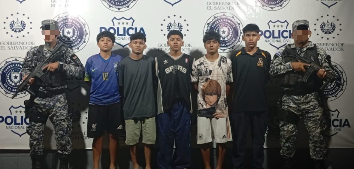 Tras un video viral y denuncias ciudadanas, la PNC captura a 5 miembros del Barrio 18 en Soyapango, San Salvador. Enfrentarán cargos por agrupaciones ilícitas. Foto: PNCSV.