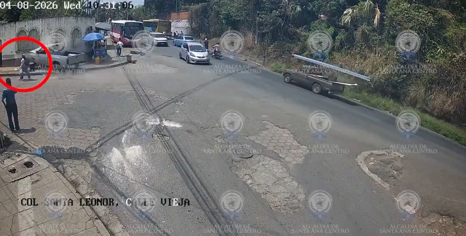 El sistema de videovigilancia de Santa Ana grabó un fuerte accidente en la colonia Santa Leonor. Sorprendentemente, una madre y su hija salieron sin lesiones. Solo daños materiales fueron reportados. Foto: Alcaldía de Santa Ana.