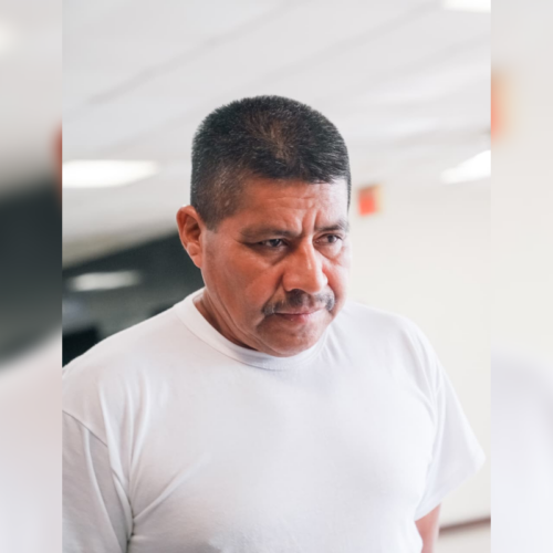 José Carlos Flores Hernández recibió 50 años de prisión por el feminicidio agravado de su pareja en Cojutepeque. La Fiscalía logró demostrar su culpabilidad con pruebas contundentes. Foto: FGR_SV.