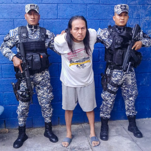 Agentes de élite neutralizaron a Mario Reyes Hernández, alias "El Tontín", jefe de la MS-13 en San Marcos, con $1,500 en efectivo y vínculos a asesinatos y tráfico de drogas. Foto: PNCSV.