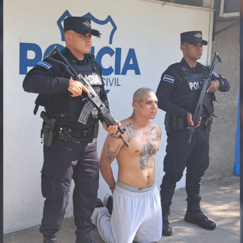 Un peligroso miembro de la MS-13, buscado por la justicia de El Salvador, fue capturado en México y será juzgado en su país. Autoridades destacan la cooperación internacional en esta operación. Foto: Ministerio de Justicia.