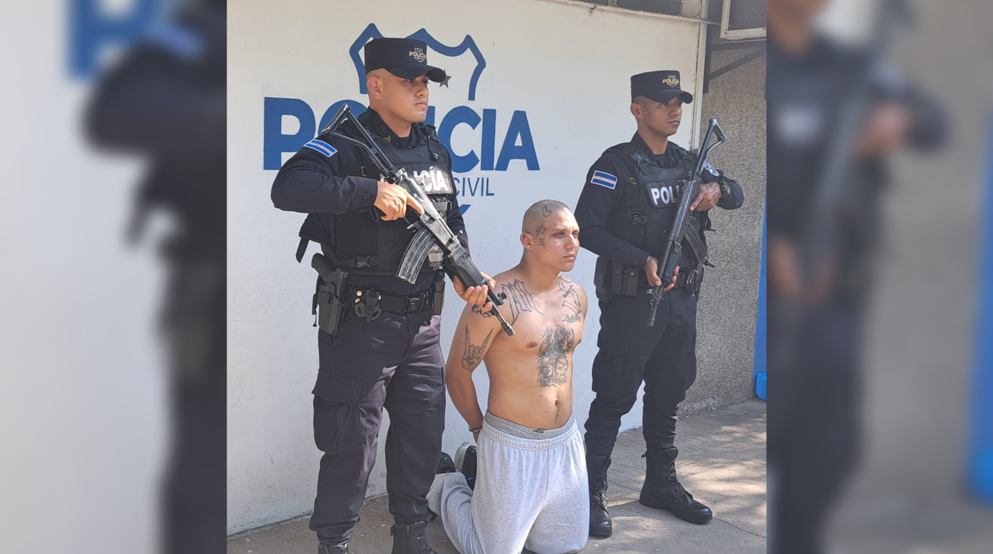 Un peligroso miembro de la MS-13, buscado por la justicia de El Salvador, fue capturado en México y será juzgado en su país. Autoridades destacan la cooperación internacional en esta operación. Foto: Ministerio de Justicia.