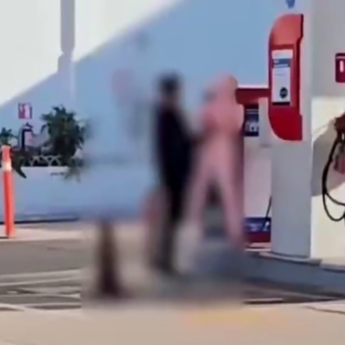 Un video viral muestra a un joven en León, Guanajuato, inflando una muñeca en plena gasolinera. ¡La escena ya es tendencia mundial! #León #Viral Foto: Cortesía.