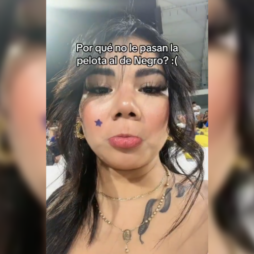 Abigail Mancia, conocida como La Tamalera, se volvió tendencia al preguntar por qué no le pasaban el balón al árbitro durante un partido de fútbol en El Salvador. ¡El estadio estalló en risas! Foto: Cortesía.
