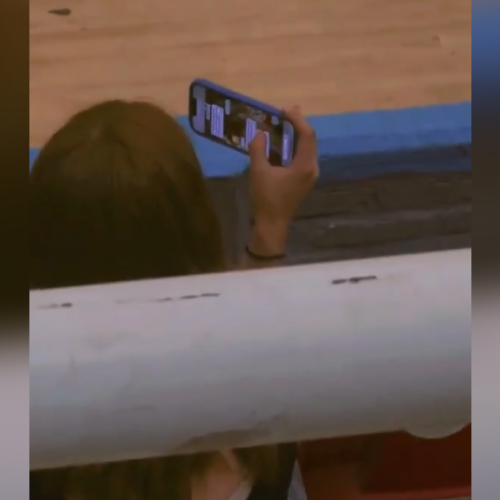 Un video captó a una joven en #ElSalvador simulando grabar un partido de básquetbol mientras revisaba el WhatsApp de su pareja. ¡Tendencia total en redes! Foto: Cortesía.