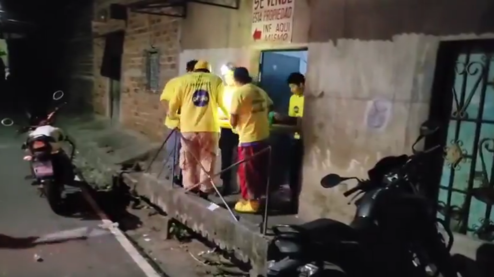Cocolito y su hijo, socorristas voluntarios en Zacatecoluca, auxiliaron a un joven herido sin quitarse sus trajes de payasos. Una muestra de solidaridad que conmueve a El Salvador. Foto: Comandos de Salvamento.