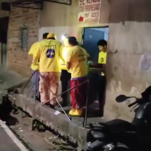 Cocolito y su hijo, socorristas voluntarios en Zacatecoluca, auxiliaron a un joven herido sin quitarse sus trajes de payasos. Una muestra de solidaridad que conmueve a El Salvador. Foto: Comandos de Salvamento.