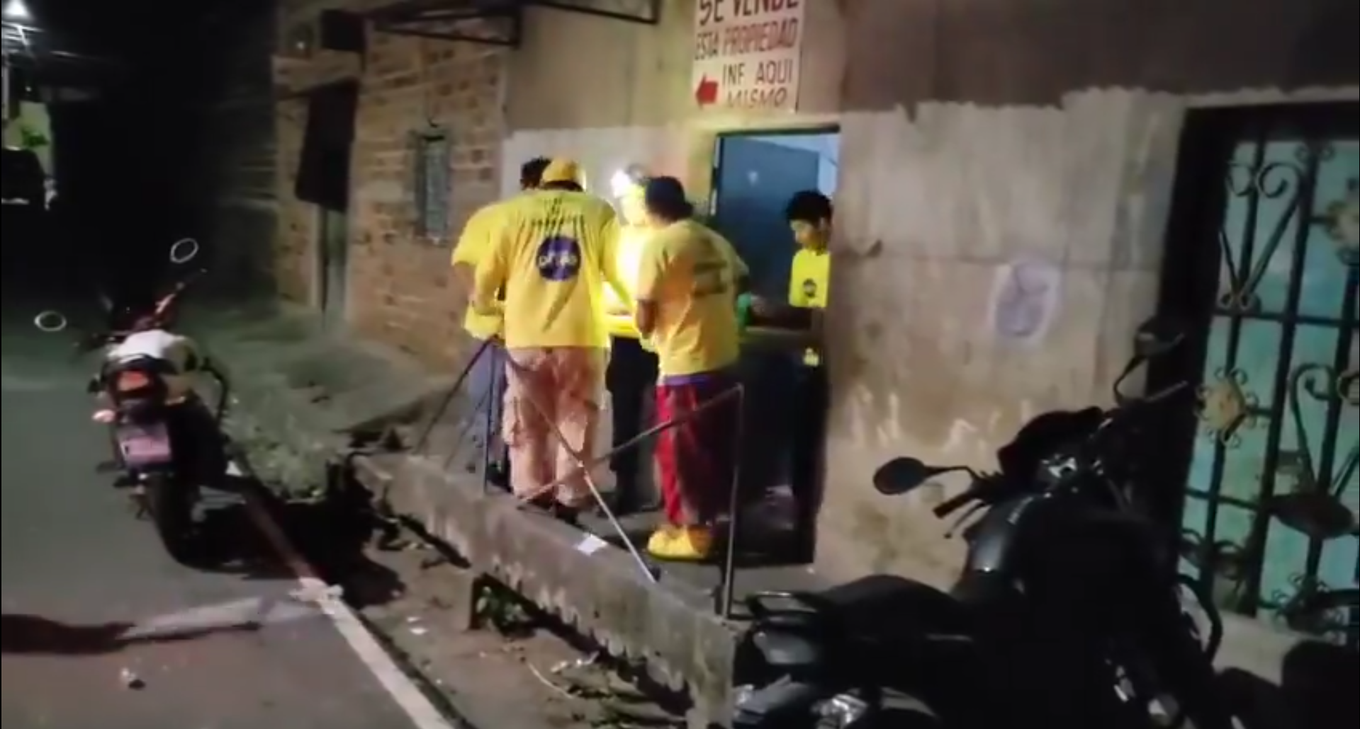 Cocolito y su hijo, socorristas voluntarios en Zacatecoluca, auxiliaron a un joven herido sin quitarse sus trajes de payasos. Una muestra de solidaridad que conmueve a El Salvador. Foto: Comandos de Salvamento.