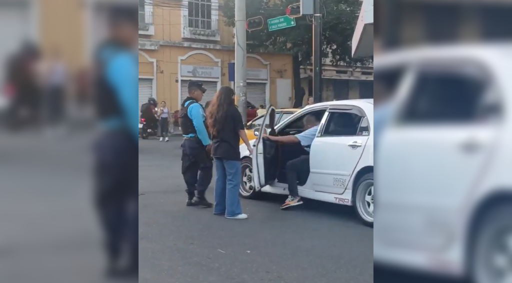 Un video viral captó el momento en que un hombre enfrenta a su pareja por una presunta infidelidad en el Centro Histórico de San Salvador. El CAM intervino para evitar mayores conflictos. Foto: Cortesía.