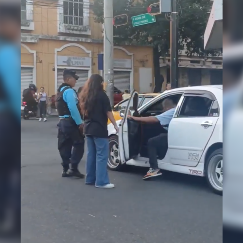 Un video viral captó el momento en que un hombre enfrenta a su pareja por una presunta infidelidad en el Centro Histórico de San Salvador. El CAM intervino para evitar mayores conflictos. Foto: Cortesía.