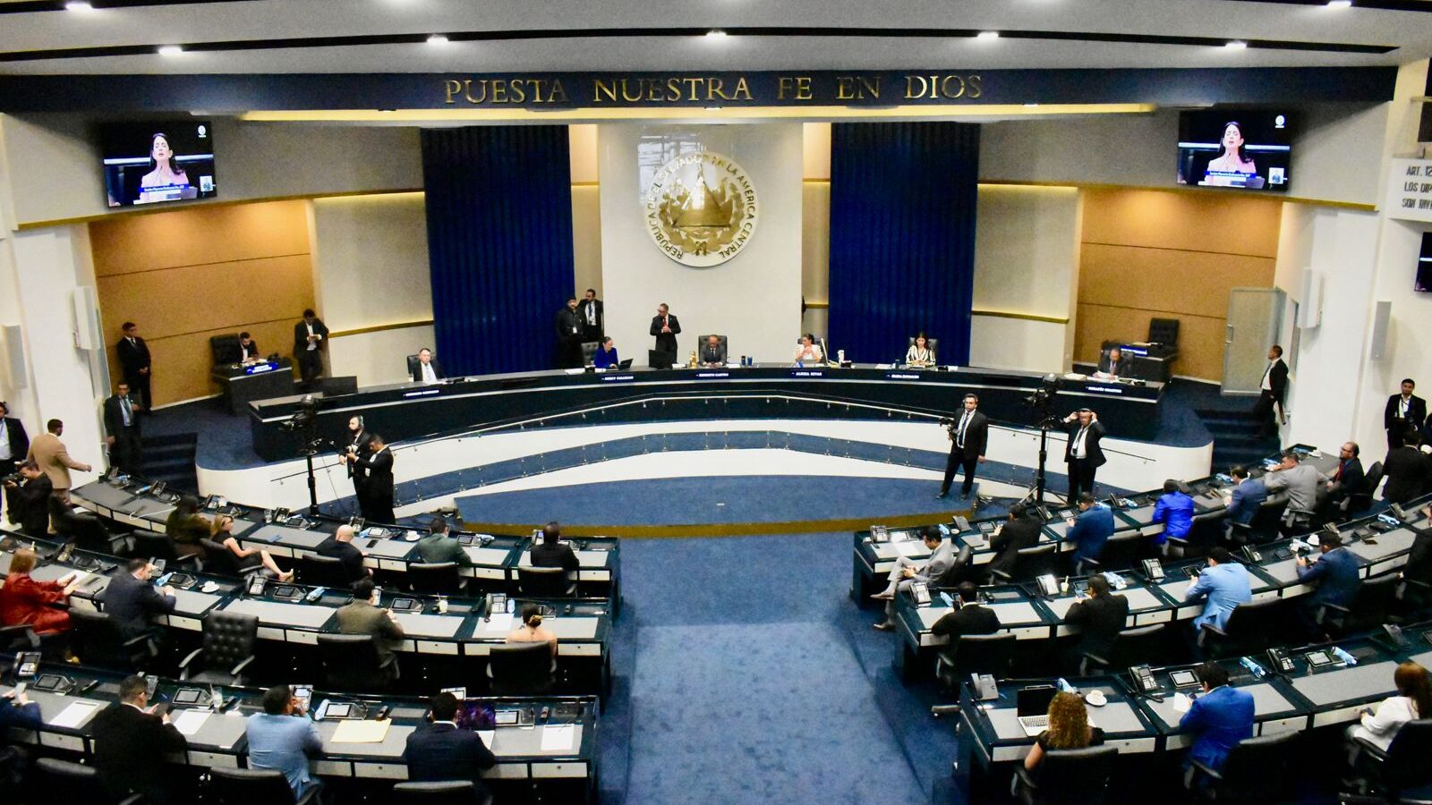 El presidente Nayib Bukele impulsó una reforma a la Constitución para que los salvadoreños en el exterior elijan a sus propios diputados. Una circunscripción especial les dará voz en el Salón Azul. Foto: La Diáspora 503