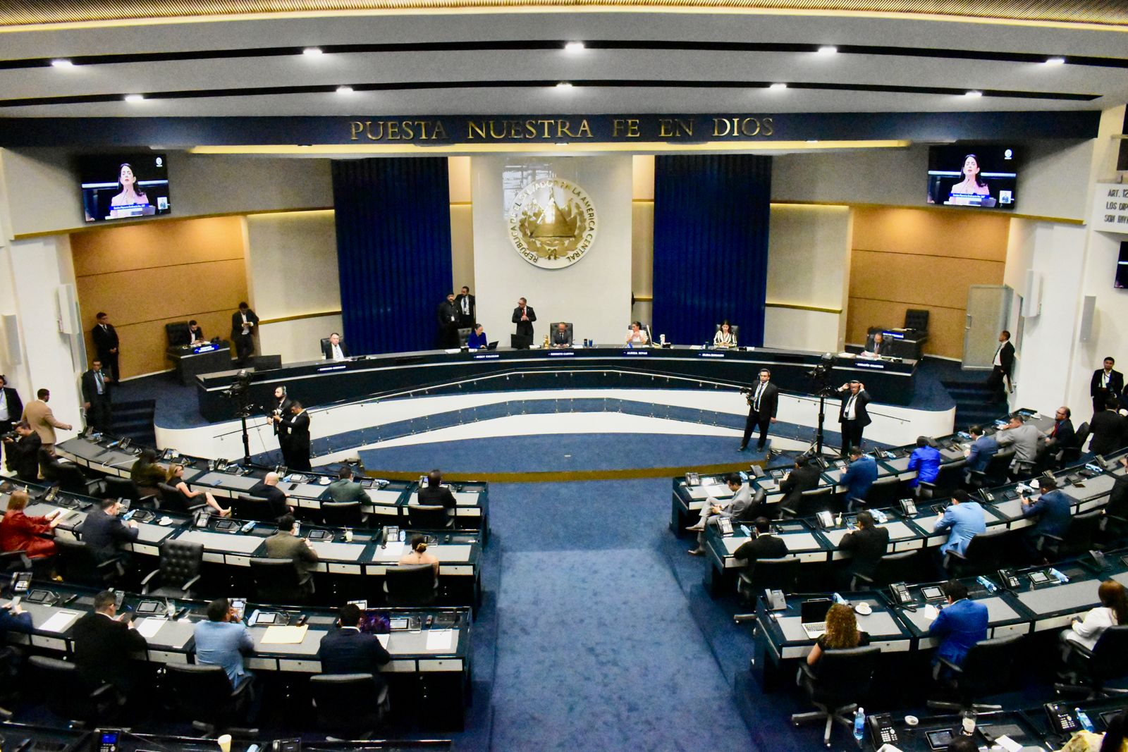 El presidente Nayib Bukele impulsó una reforma a la Constitución para que los salvadoreños en el exterior elijan a sus propios diputados. Una circunscripción especial les dará voz en el Salón Azul. Foto: La Diáspora 503