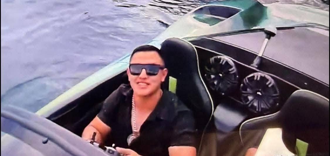 El influencer Gessler Palacios perdió la vida en el Lago de Atitlán al lanzarse de un jetcar sin chaleco salvavidas. El accidente ocurrió mientras grababa contenido para sus redes sociales. Foto: Cortesía.