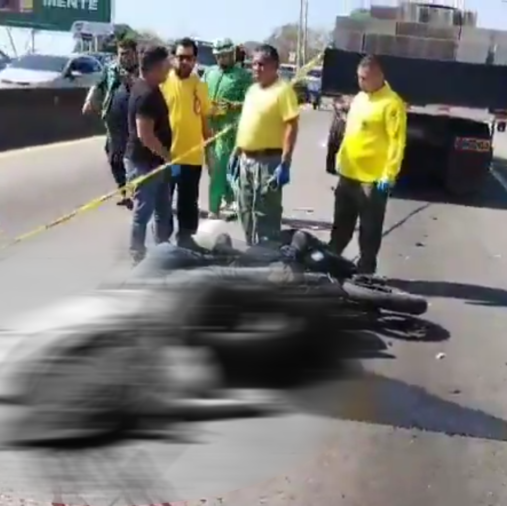 Un hombre y una mujer fallecieron tras impactar su motocicleta contra un camión en la zona de La Gloria, San Salvador. Comandos de Salvamento confirmó el deceso en el lugar. Foto: Comandos de Salvamento.