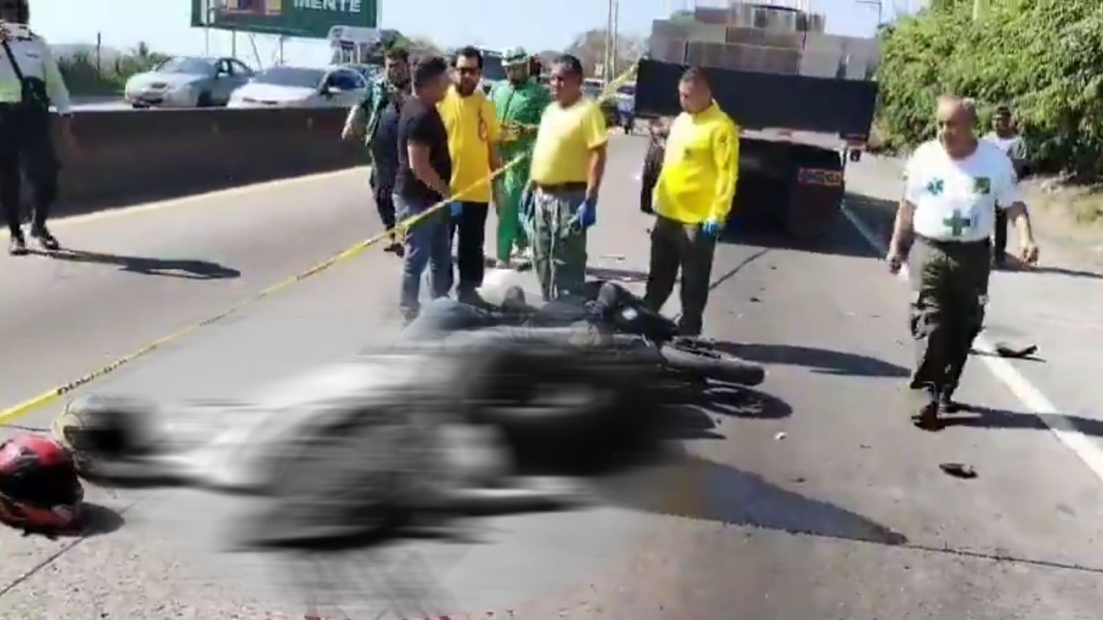 Un hombre y una mujer fallecieron tras impactar su motocicleta contra un camión en la zona de La Gloria, San Salvador. Comandos de Salvamento confirmó el deceso en el lugar. Foto: Comandos de Salvamento.